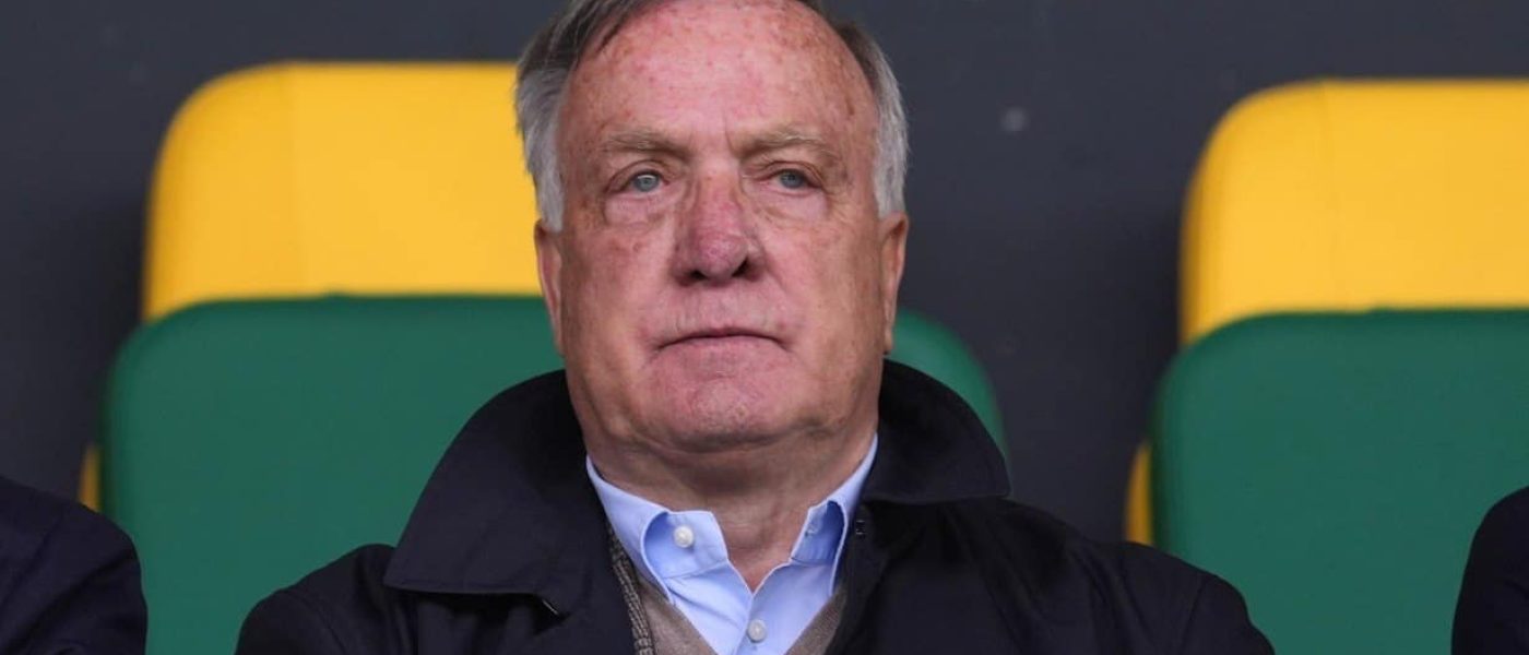 Dick Advocaat observa un partido desde la tribuna