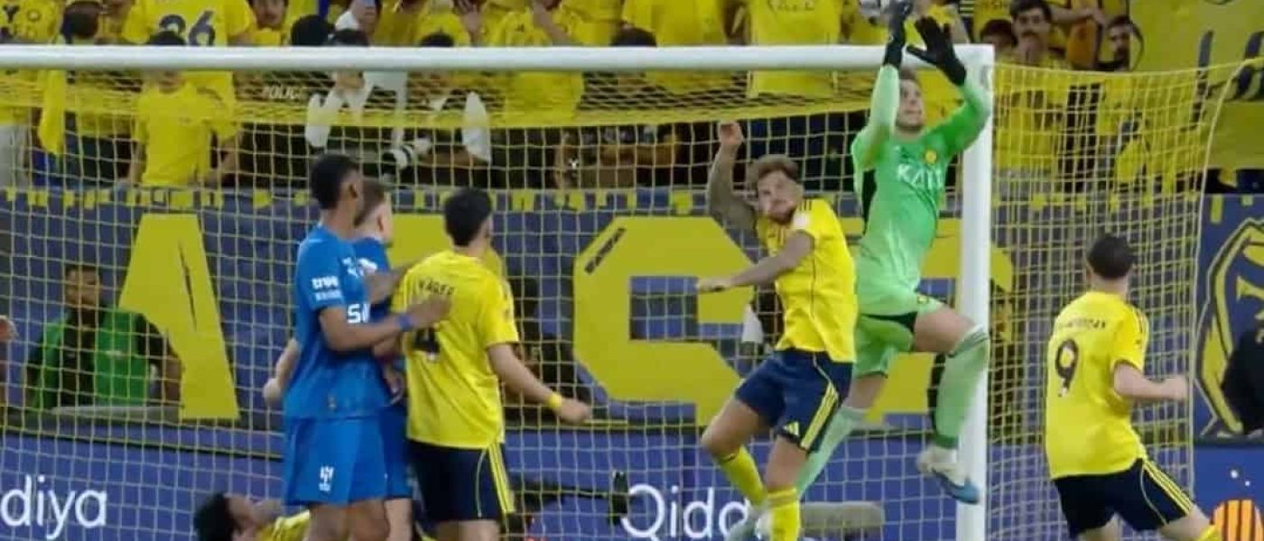 Bento, arquero de Al-Nassr, salta a cortar un centro en el área durante el partido contra Al-Hilal por la Saudi Pro League