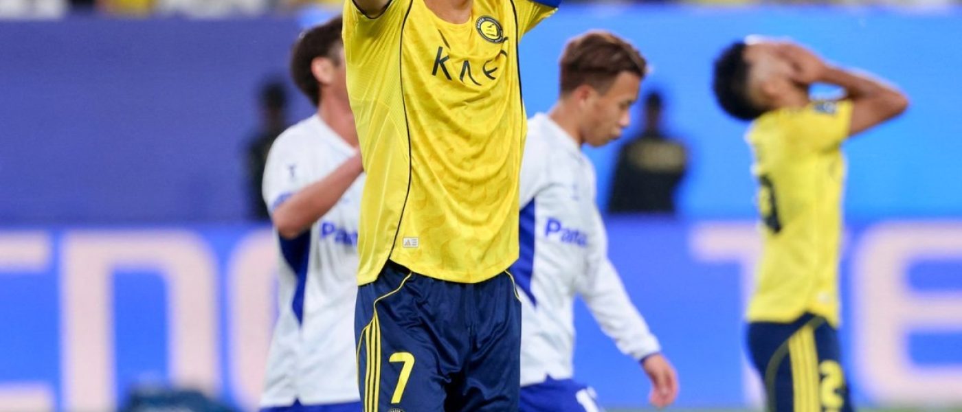 Cristiano Ronaldo se agarra la cabeza durante la final de la AFC Champions League Two entre Al-Nassr y Gamba Osaka en el Alawwal Park de Riyadh
