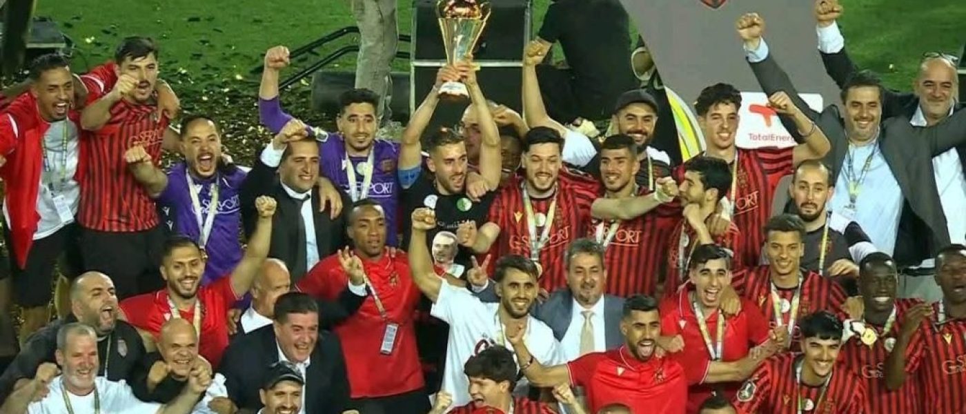 Plantel de USM Alger levanta la copa tras ganar la final de la Copa Confederación CAF 2025-26 en El Cairo