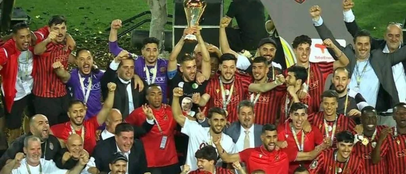 Plantel de USM Alger levanta la copa tras ganar la final de la Copa Confederación CAF 2025-26 en El Cairo