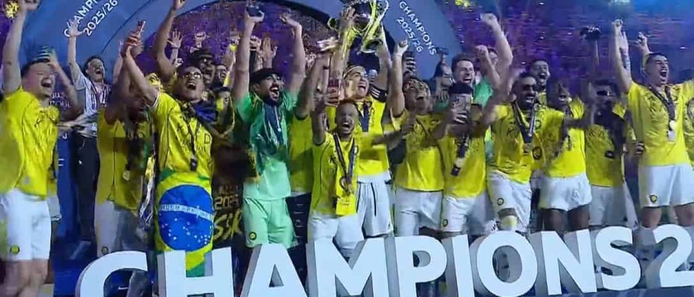 Jugadores de Al-Nassr celebran con el trofeo de campeones de la Saudi Pro League 2025-26 en Al-Awwal Park