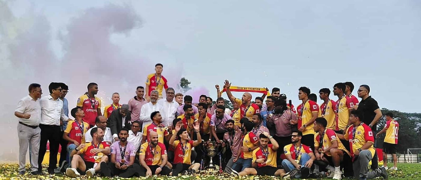Plantel de East Bengal posa con el trofeo de la Indian Super League 2025-26 en el Kishore Bharati Krirangan de Kolkata