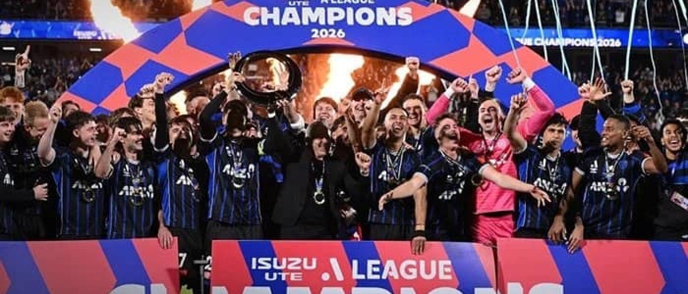 Jugadores de Auckland FC levantan el trofeo de campeón de la A-League 2026 en el Go Media Stadium