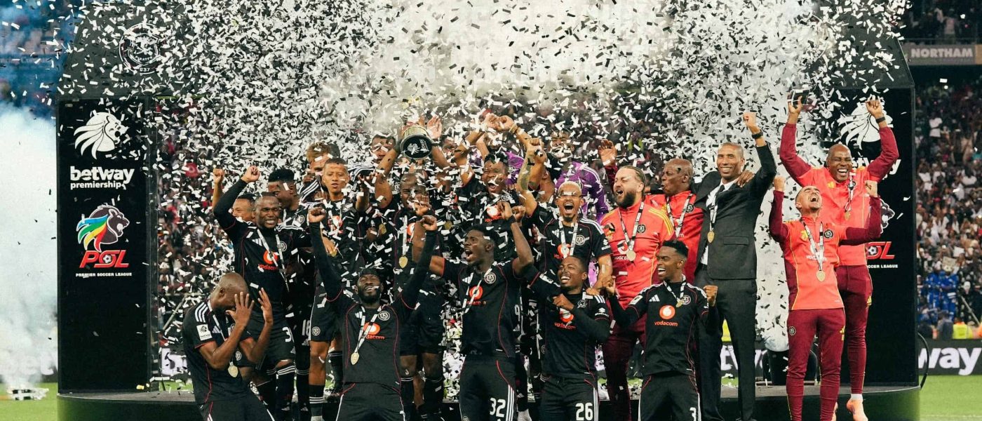 Jugadores de Orlando Pirates celebran con el trofeo de la Betway Premiership 2025-26 en el Mbombela Stadium