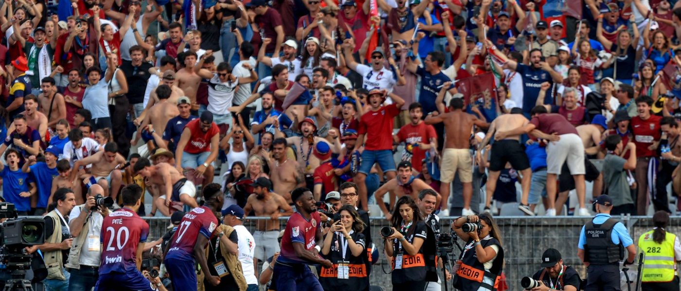 Jugadores del Torreense celebran con su hinchada tras ganar la final de la Copa de Portugal en el Estádio Nacional do Jamor
