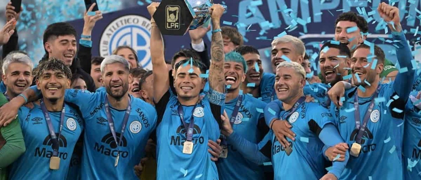 Jugadores de Belgrano levantan el trofeo de la Liga Profesional tras ganar la final del Torneo Apertura 2026 en el estadio Mario Alberto Kempes