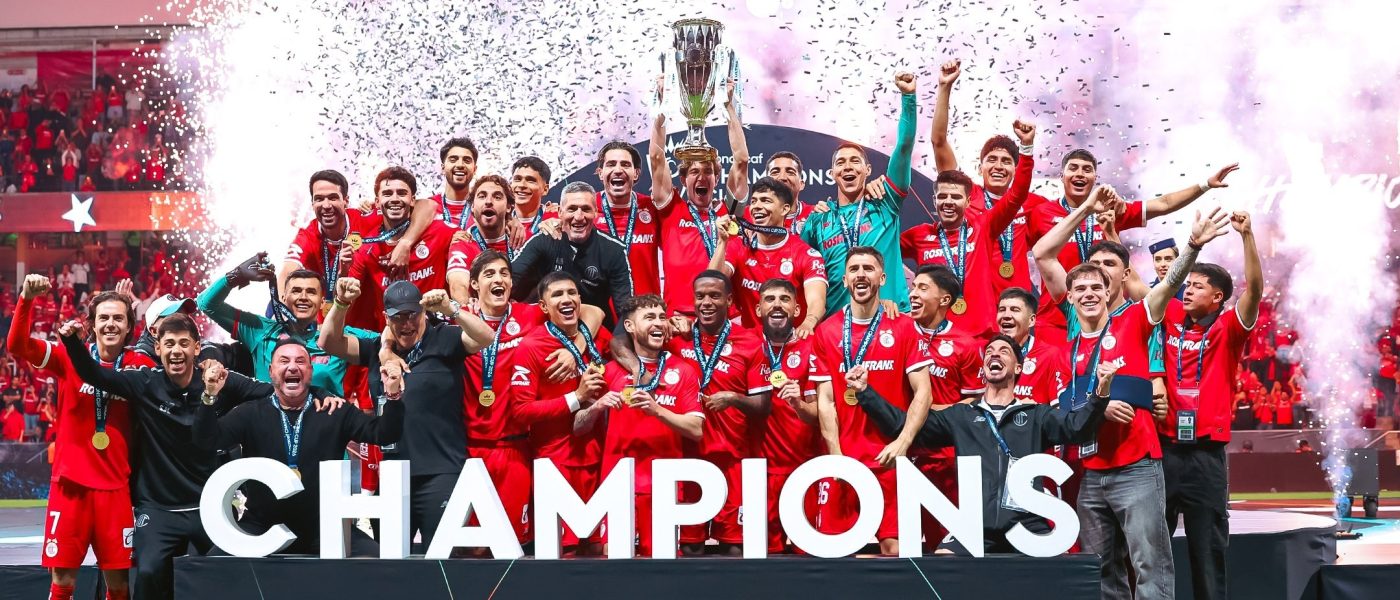 Toluca celebra con el trofeo de la Concacaf Champions Cup 2026 en el Estadio Nemesio Diez