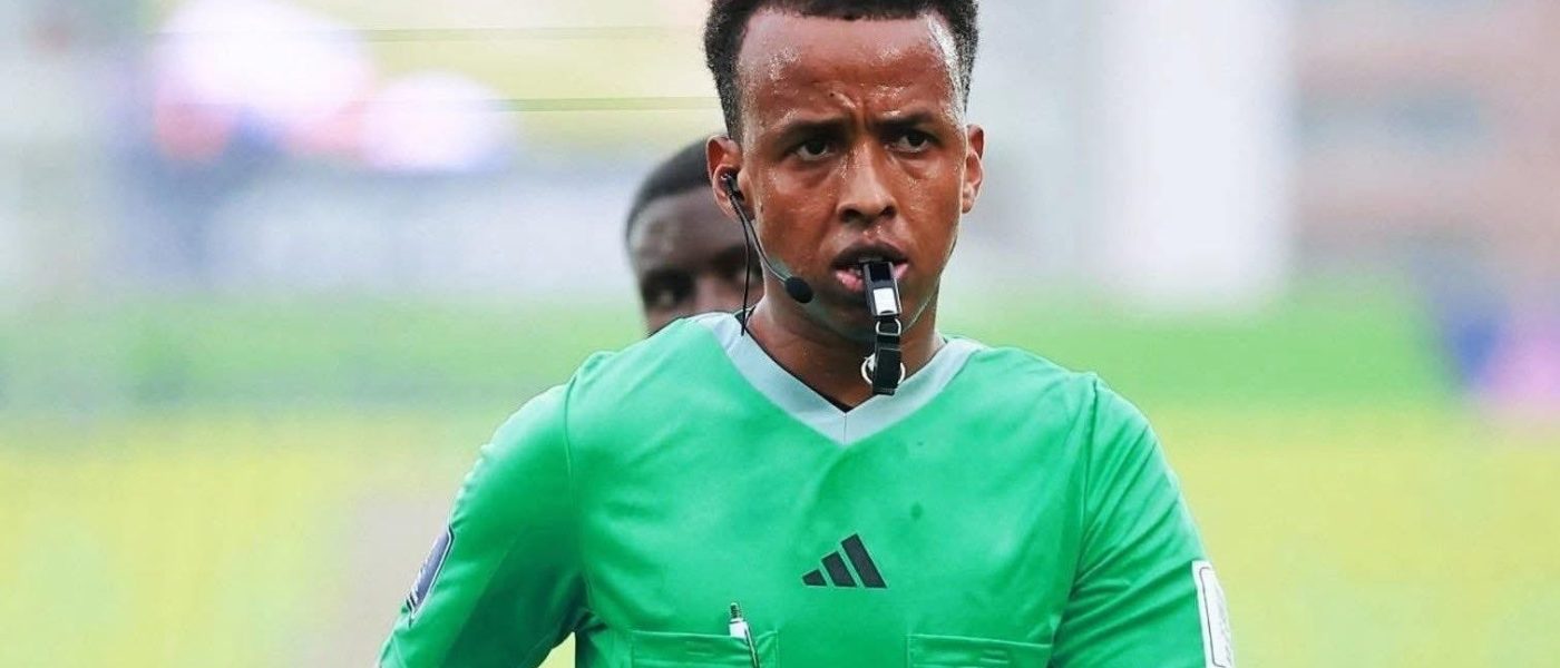 Omar Abdulkadir Artan, árbitro somalí, con la escarapela FIFA 2025 durante un partido oficial
