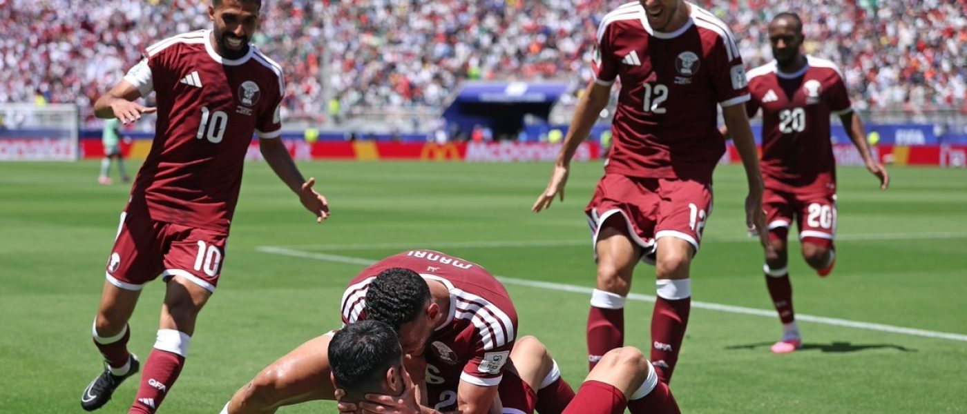 Jugadores de Qatar celebran el gol agónico de Boualem Khoukhi contra Suiza en el Levi's Stadium de Santa Clara
