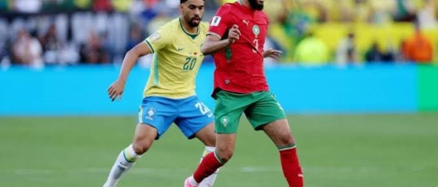 Jugador de Marruecos protege el balón ante la marca de un futbolista de Brasil en el debut del Grupo C del Mundial 2026 en Nueva Jersey
