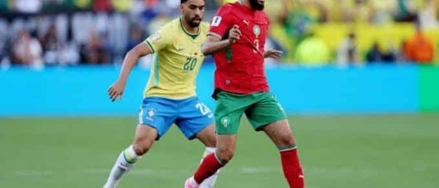 Jugador de Marruecos protege el balón ante la marca de un futbolista de Brasil en el debut del Grupo C del Mundial 2026 en Nueva Jersey