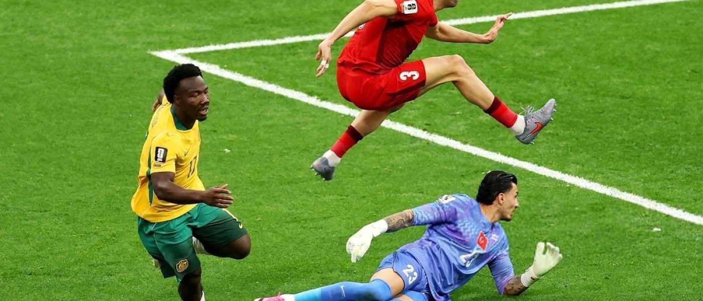Nestory Irankunda supera al arquero turco Ugurcan Cakir en el partido Australia vs Turquía por el Mundial 2026 en Vancouver