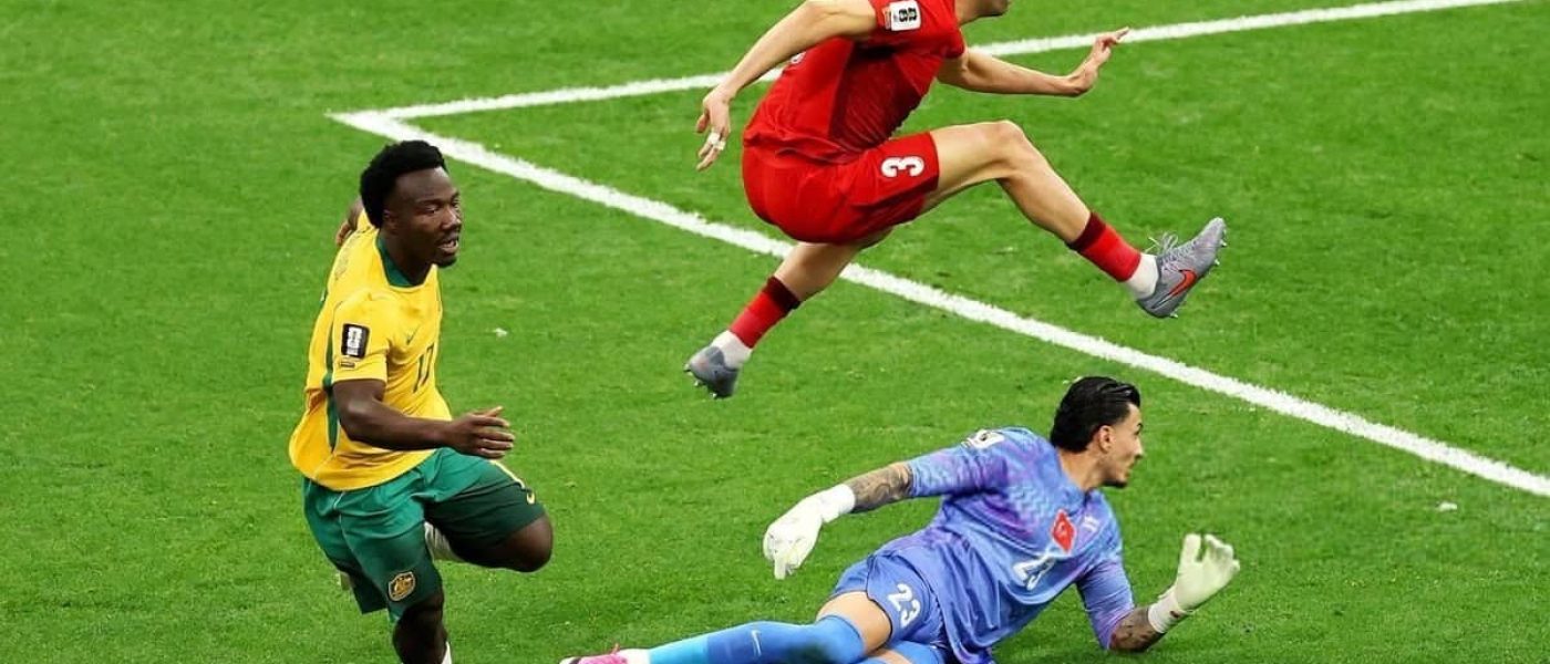 Nestory Irankunda supera al arquero turco Ugurcan Cakir en el partido Australia vs Turquía por el Mundial 2026 en Vancouver