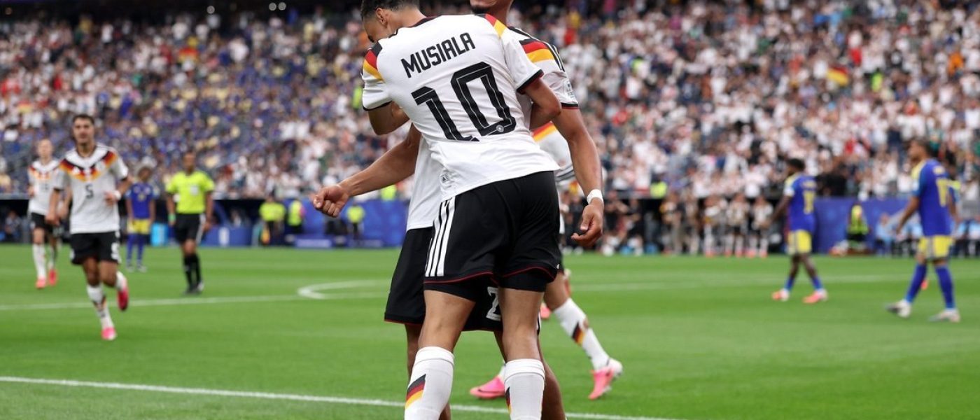 Jamal Musiala celebra un gol con un compañero durante el Alemania 7-1 Curazao en el NRG Stadium de Houston, Mundial 2026