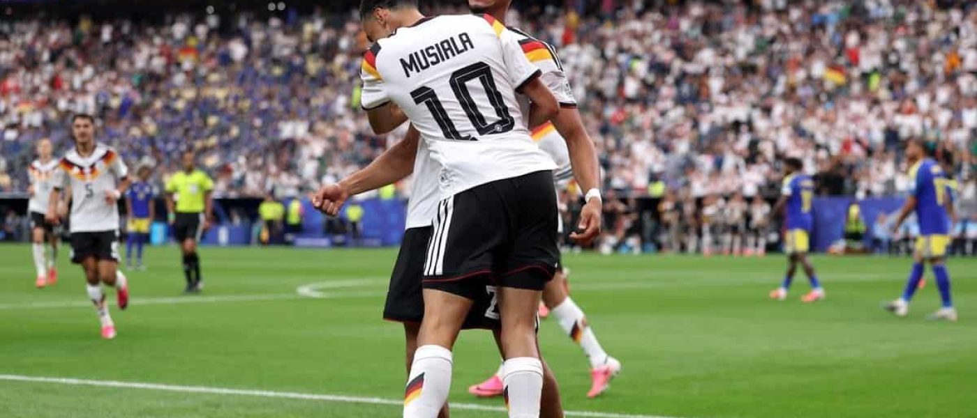 Jamal Musiala celebra un gol con un compañero durante el Alemania 7-1 Curazao en el NRG Stadium de Houston, Mundial 2026