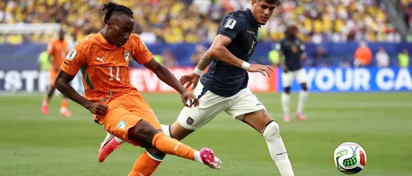 Jugador de Costa de Marfil disputa el balón con un defensor de Ecuador en el Mundial 2026 en Filadelfia
