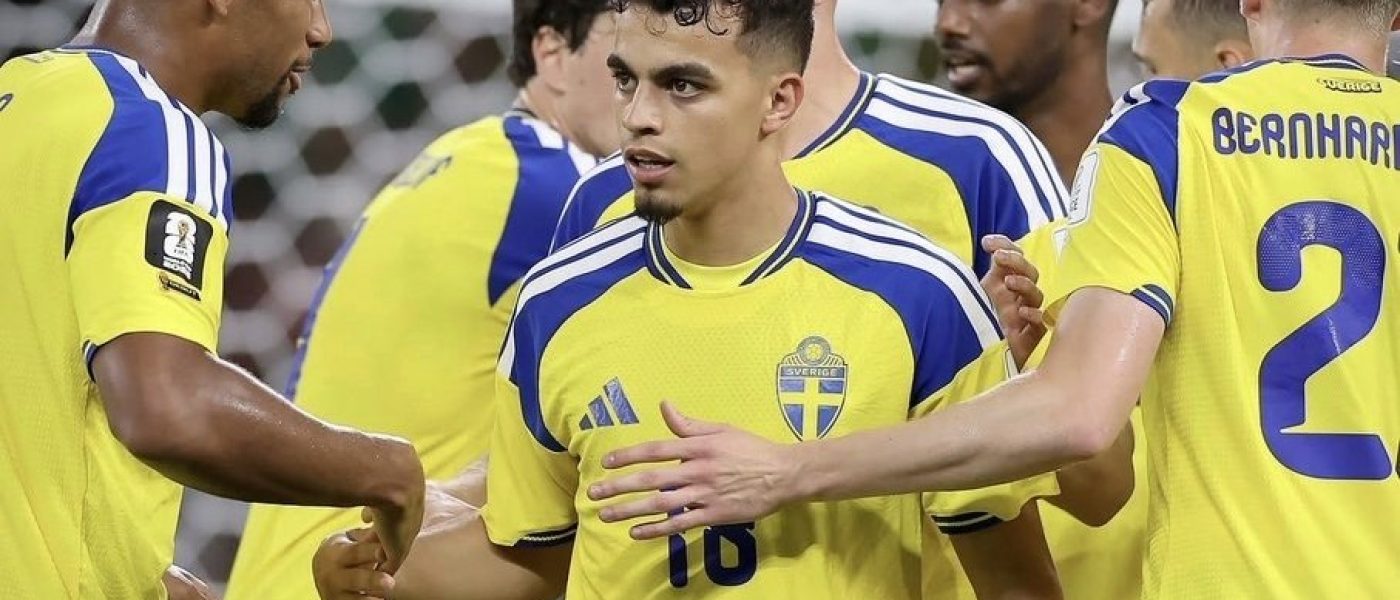 Yasin Ayari rodeado de sus compañeros de Suecia tras anotar contra Túnez en el Mundial 2026