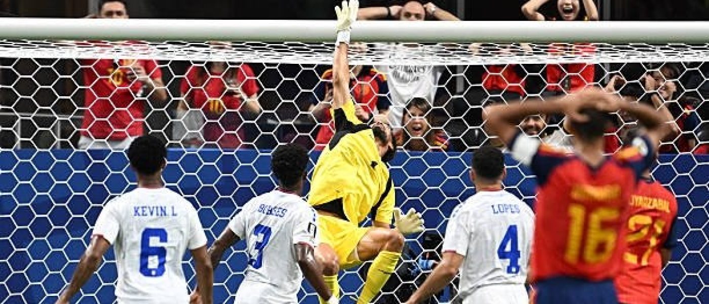 Vozinha, arquero de Cabo Verde, salta para despejar un centro de España en el Atlanta Stadium durante el Mundial 2026