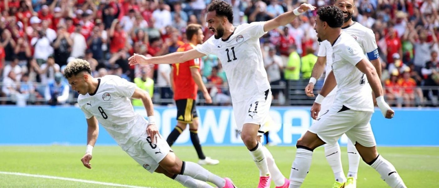Emam Ashour celebra su gol deslizándose de rodillas junto a sus compañeros de Egipto en el Lumen Field de Seattle