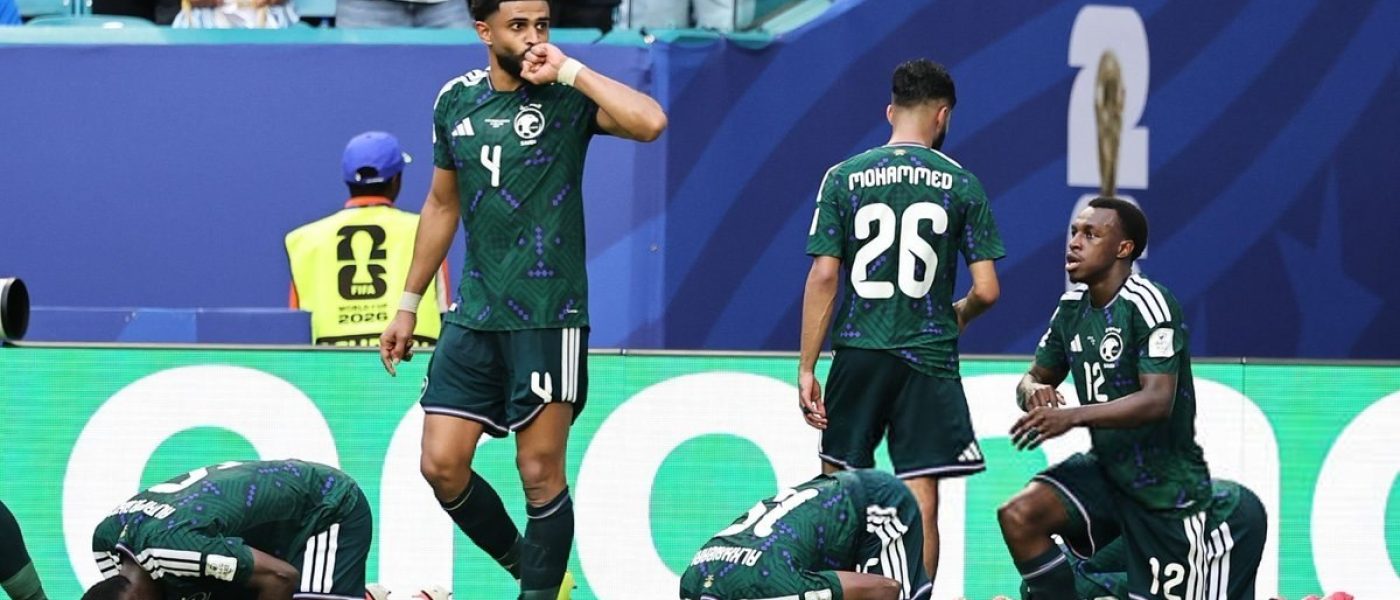 Jugadores de Arabia Saudita celebran el gol de Al-Amri contra Uruguay en el Miami Stadium
