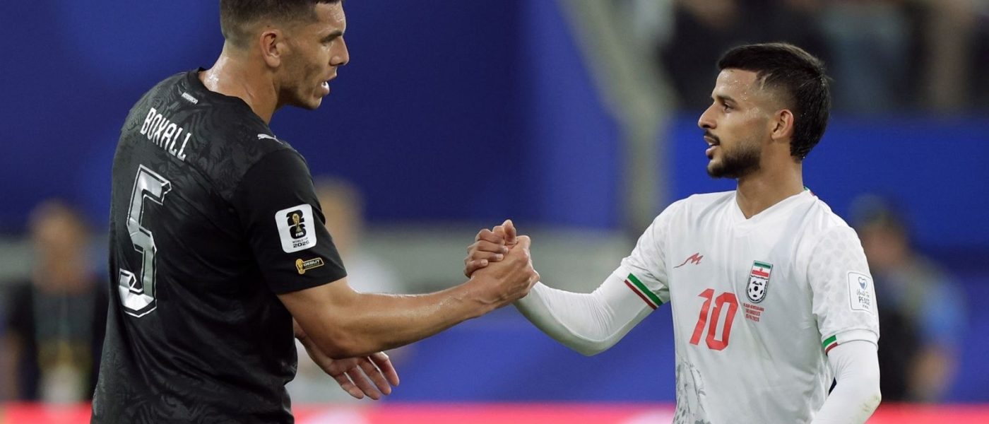 Boxall de Nueva Zelanda y un jugador de Irán se saludan tras el empate 2-2 en el SoFi Stadium por el Mundial 2026