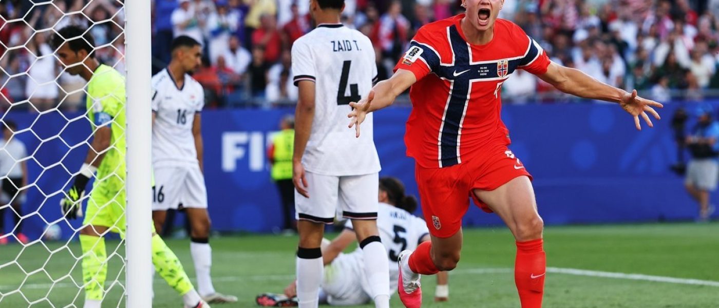 Erling Haaland celebra su gol con la camiseta de Noruega mientras jugadores de Irak quedan tendidos en el Gillette Stadium