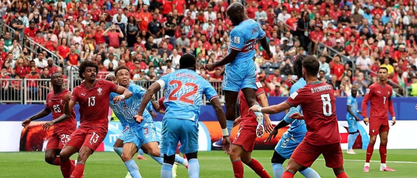Jugadores de RD Congo disputan una pelota aérea contra Portugal en el NRG Stadium de Houston por el Mundial 2026