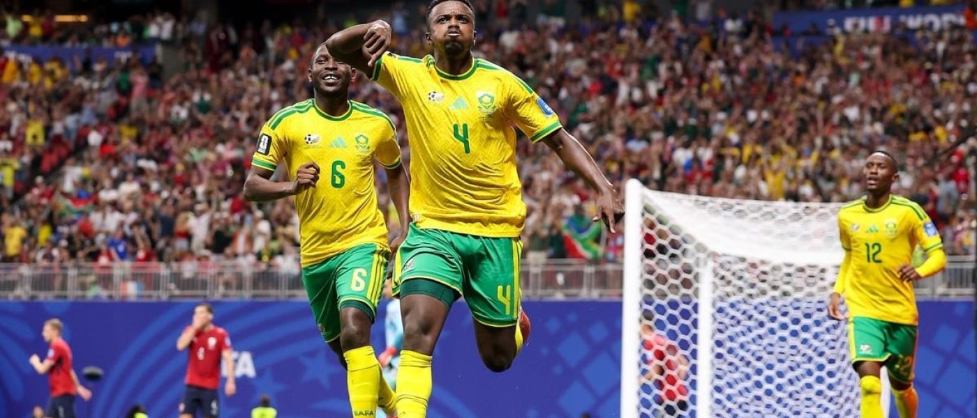 Jugadores de Sudáfrica celebran el gol de penal de Teboho Mokoena ante Chequia en el Mercedes-Benz Stadium de Atlanta