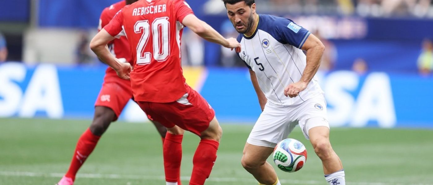 Aebischer de Suiza disputa el balón con un jugador de Bosnia en el Mundial 2026