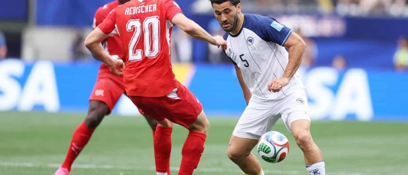 Aebischer de Suiza disputa el balón con un jugador de Bosnia en el Mundial 2026