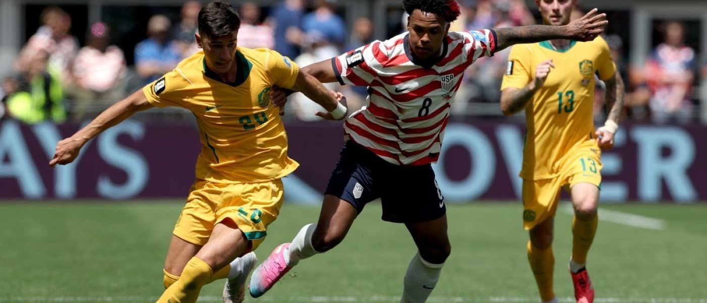 Weston McKennie disputa el balón con un jugador de Australia en el Lumen Field de Seattle por el Mundial 2026