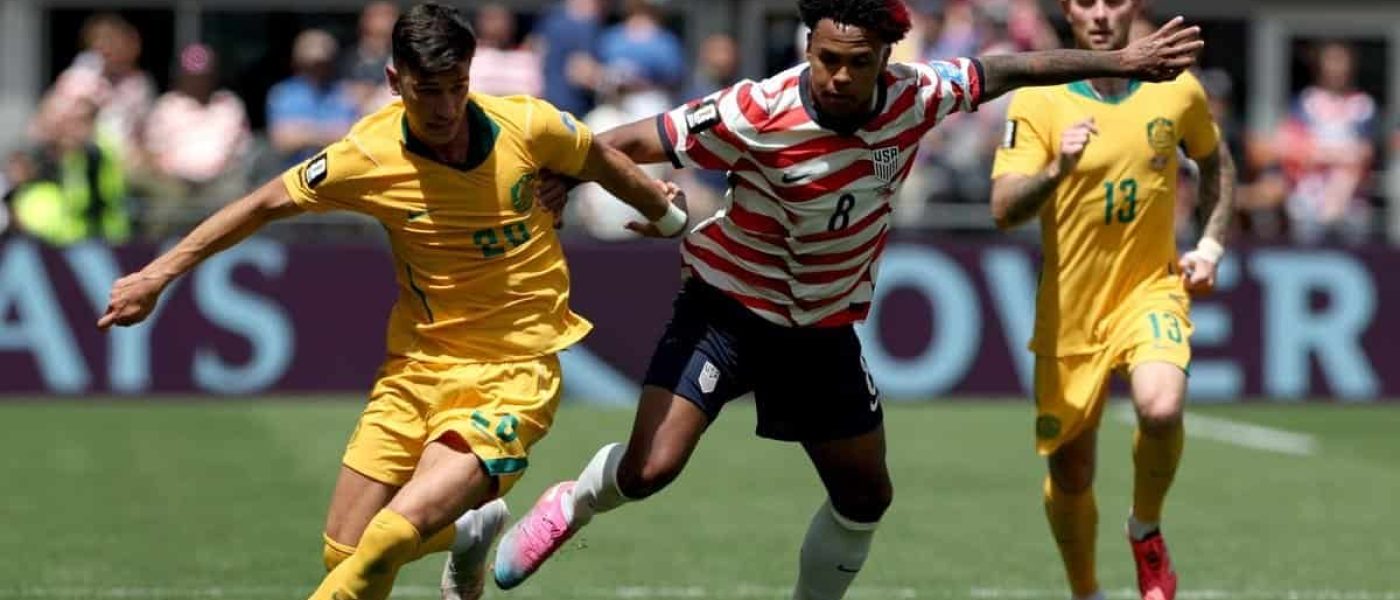 Weston McKennie disputa el balón con un jugador de Australia en el Lumen Field de Seattle por el Mundial 2026