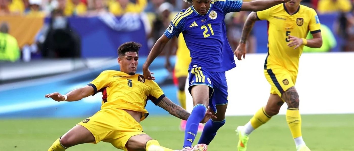 Un jugador de Curazao, de azul, domina la pelota presionado por un defensor de Ecuador que llega al suelo durante el partido del Mundial 2026