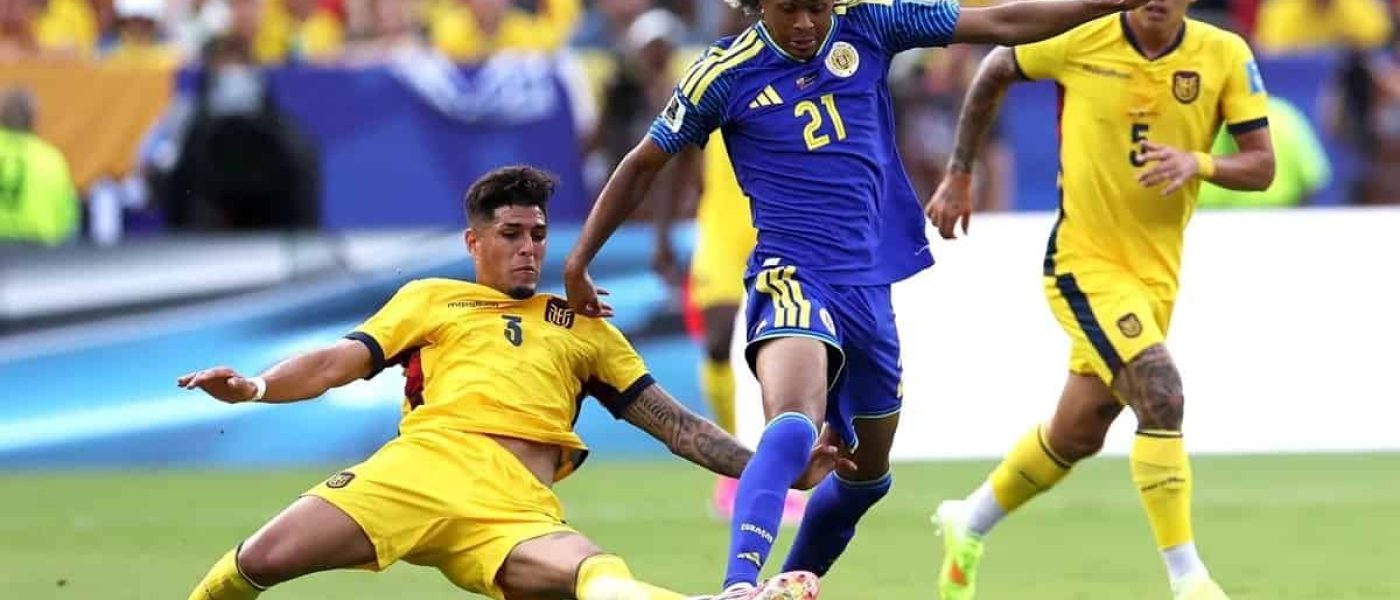Un jugador de Curazao, de azul, domina la pelota presionado por un defensor de Ecuador que llega al suelo durante el partido del Mundial 2026