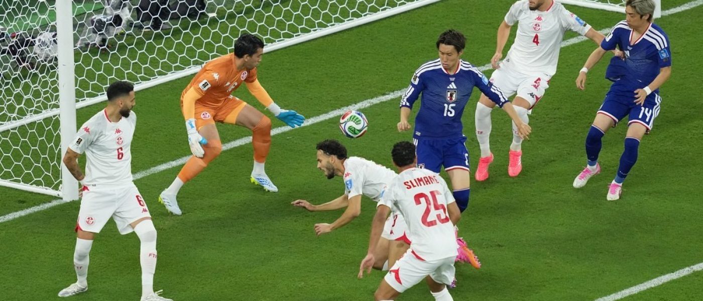 Jugadores de Japón, de azul, atacan el arco de Túnez en un tumulto dentro del área durante el partido del Mundial 2026