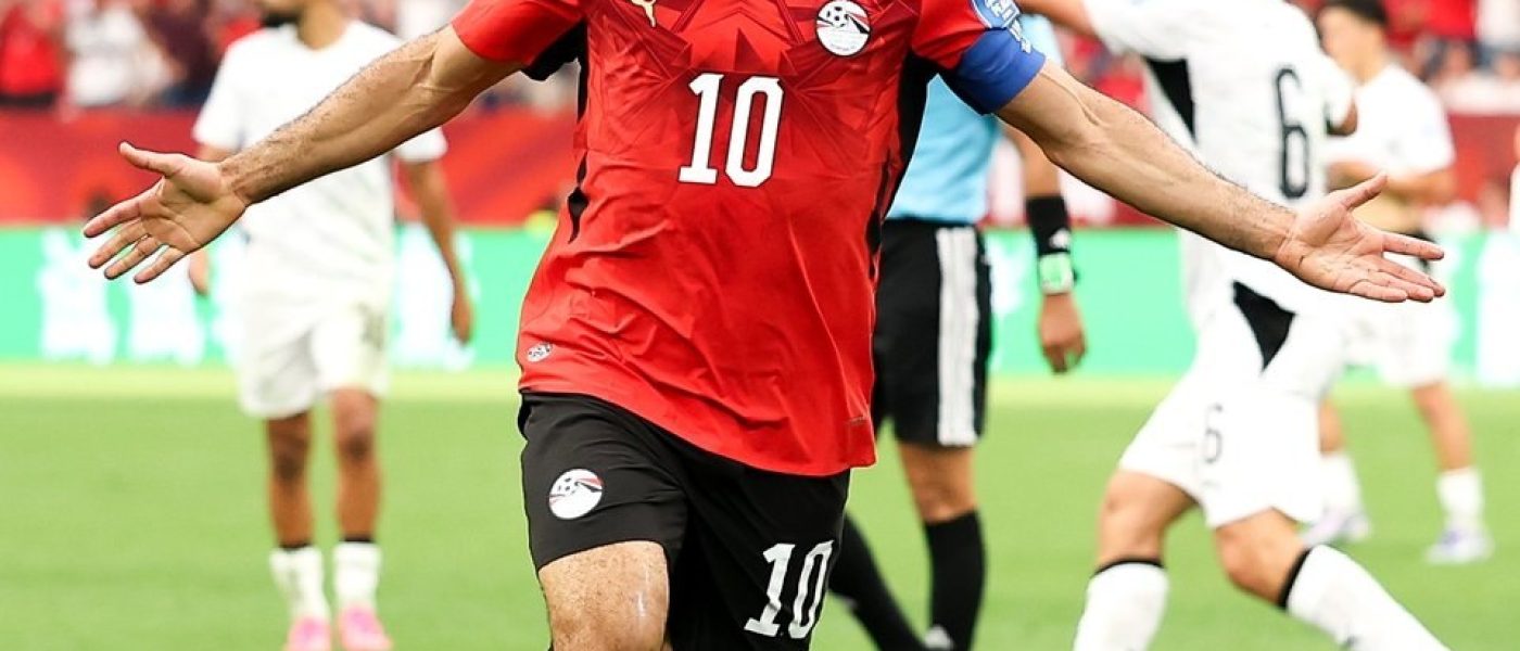 Mohamed Salah festeja su gol con la camiseta roja de Egipto ante Nueva Zelanda