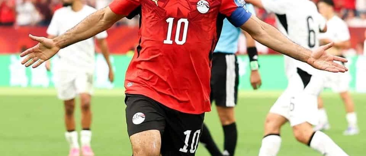 Mohamed Salah festeja su gol con la camiseta roja de Egipto ante Nueva Zelanda