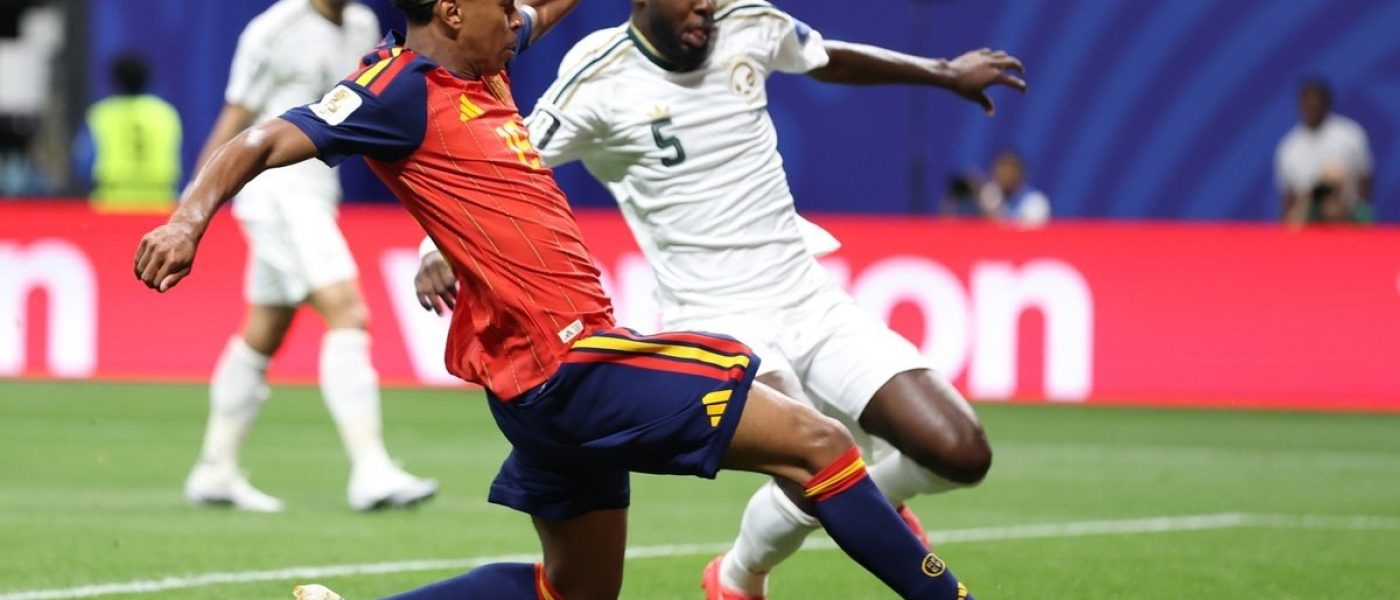 Lamine Yamal, con la camiseta roja de España, encara y remata ante un defensor de Arabia Saudita