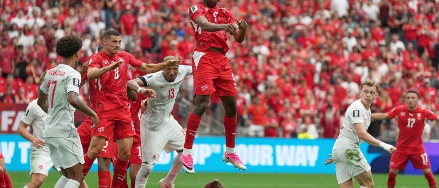Un jugador de Suiza salta para cabecear el balón en un córner ante varios defensores de Canadá durante el partido del Mundial 2026