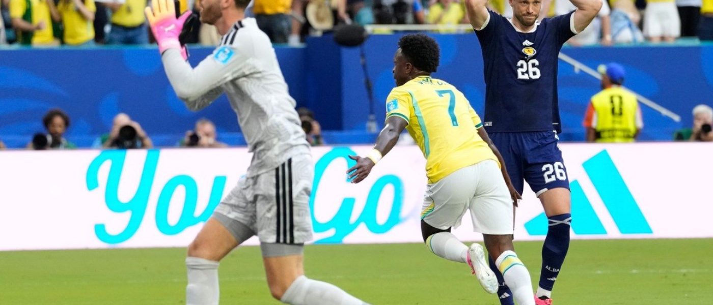 Vinicius Jr festeja su gol con la camiseta numero 7 de Brasil mientras un defensor de Escocia se lamenta con las manos en la cabeza