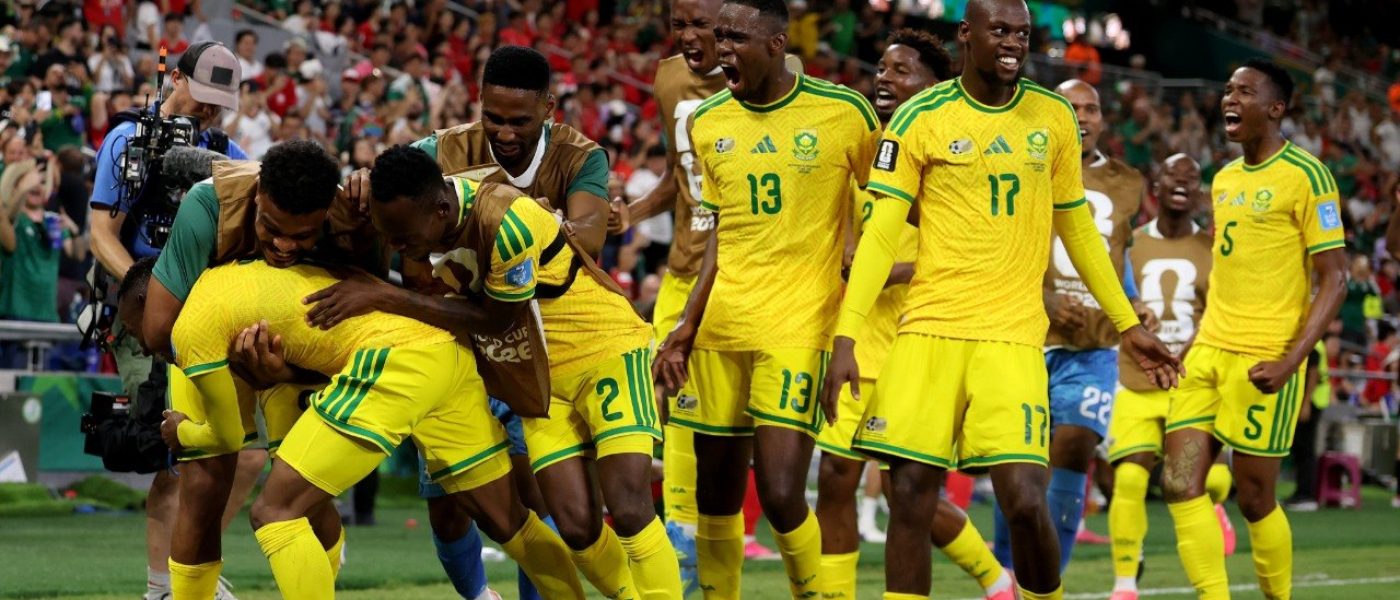 Los jugadores de Sudáfrica festejan en grupo el gol de Thapelo Maseko ante Corea del Sur en el Mundial 2026
