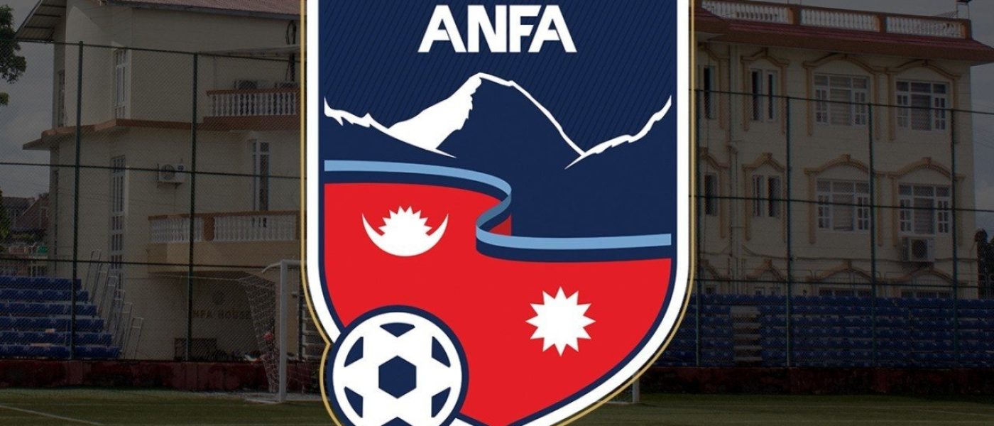 Escudo de la All Nepal Football Association (ANFA) sobre un estadio de fútbol en Nepal
