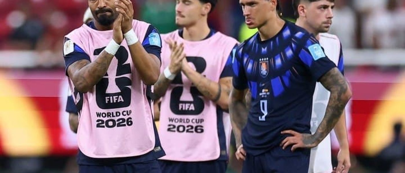 Jugadores de Uruguay cabizbajos tras la eliminacion en la fase de grupos del Mundial 2026, con Darwin Nunez en primer plano