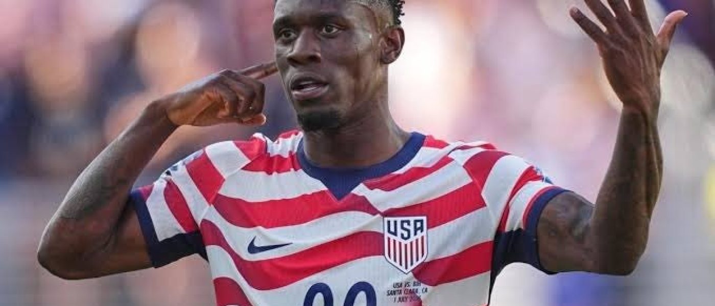 Folarin Balogun con la camiseta de Estados Unidos, número 20, gesticulando durante un partido