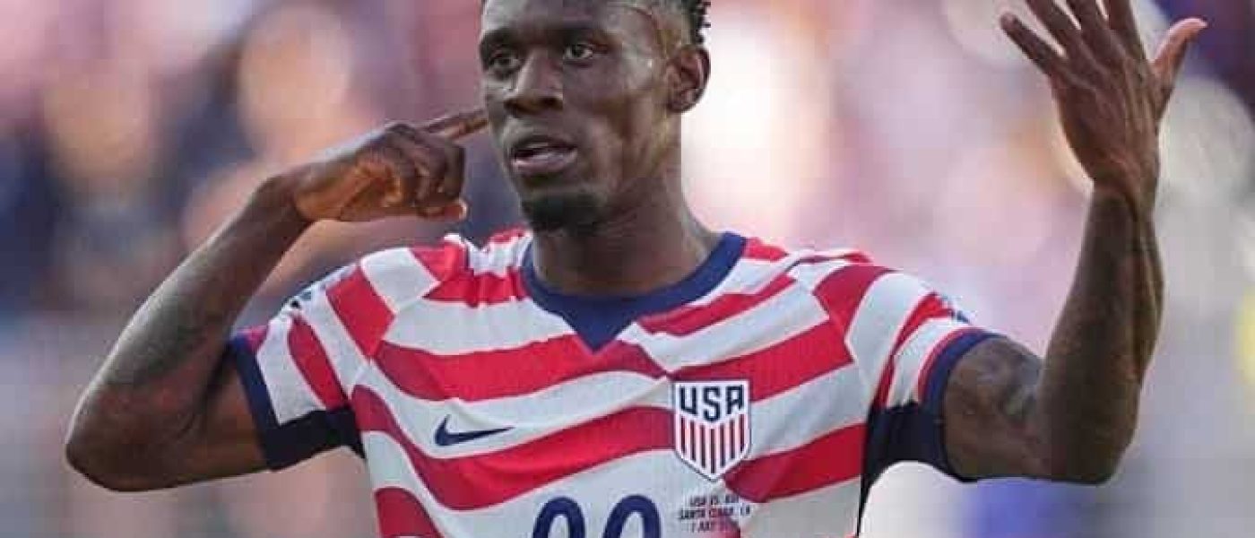 Folarin Balogun con la camiseta de Estados Unidos, número 20, gesticulando durante un partido