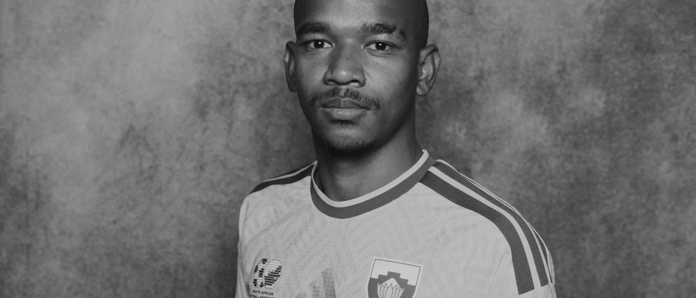 Retrato en blanco y negro de Jayden Adams con la camiseta de la selección de Sudáfrica