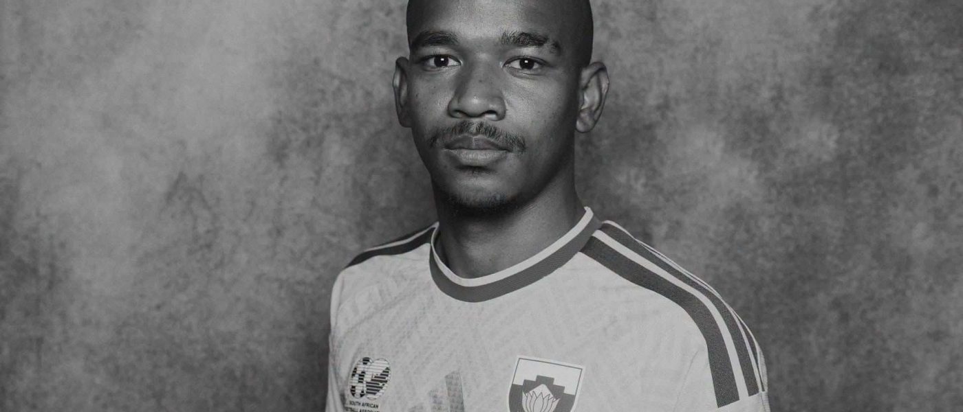 Retrato en blanco y negro de Jayden Adams con la camiseta de la selección de Sudáfrica