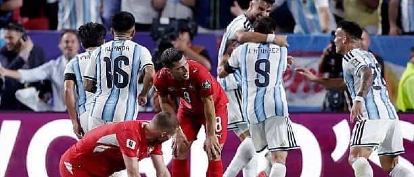 Jugadores de Argentina festejan mientras futbolistas de Suiza quedan lamentándose en el campo
