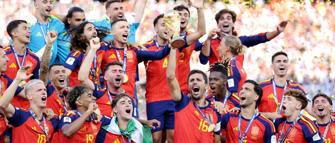 Los jugadores de la selección de España levantan la Copa del Mundo tras ganar la final del Mundial 2026